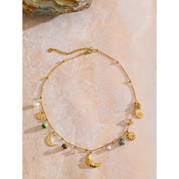 Collier à Breloques Lune Dorée et Pierres Multicolores