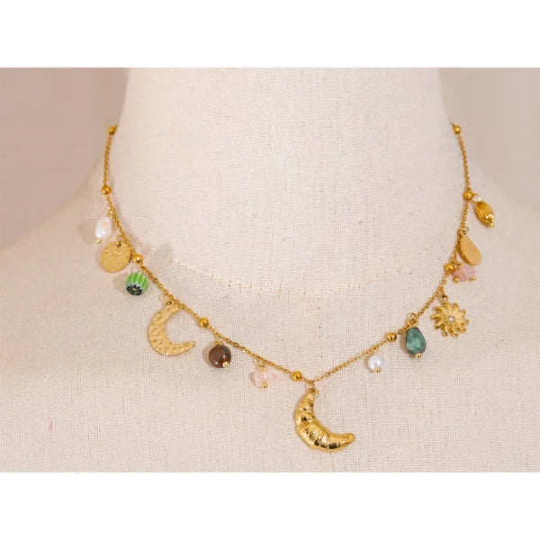 Collier à Breloques Lune Dorée et Pierres Multicolores