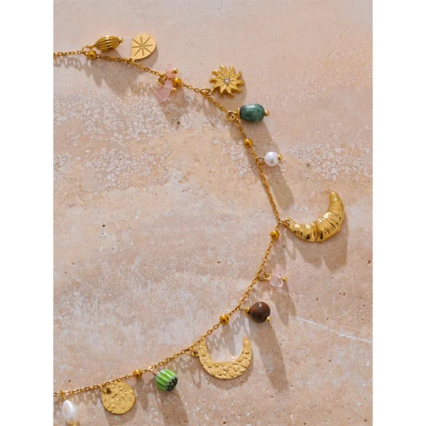 Collier à Breloques Lune Dorée et Pierres Multicolores