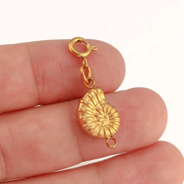 Bague à Breloques Ammonite Dorée avec Coquillage Élégant