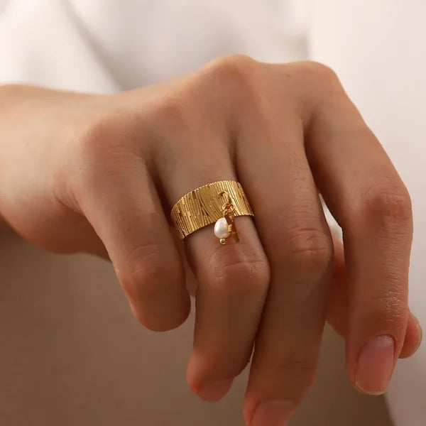 Bague Breloque Etoile Dorée et Perle Blanche