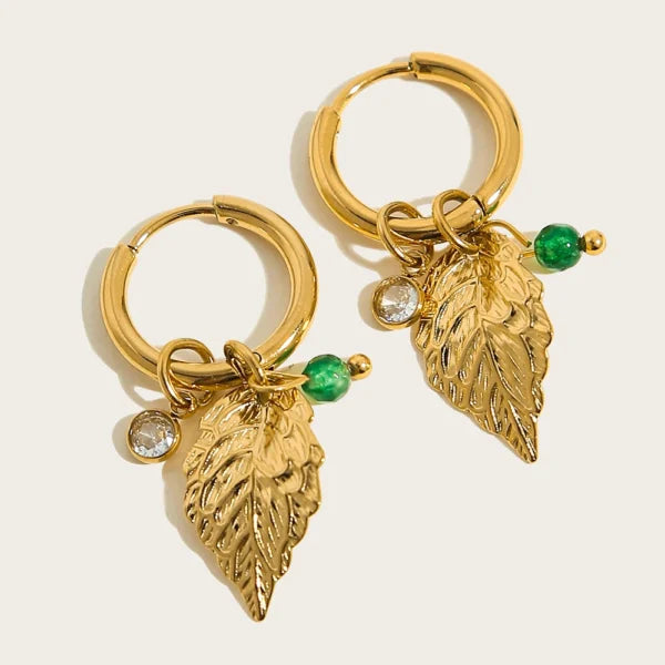 Boucles d'oreilles Créoles à breloques Feuille d'Or et Emeraude