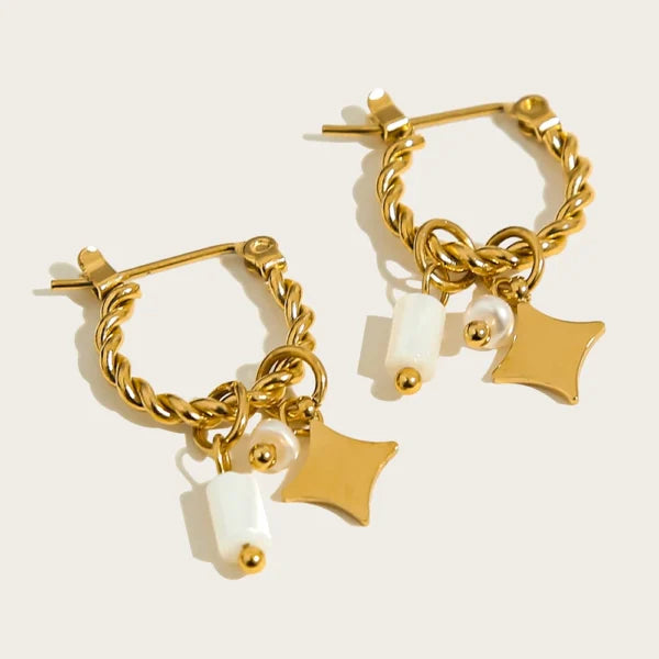 Boucles d’oreilles Breloques Étoile Dorée et Perles Blanches