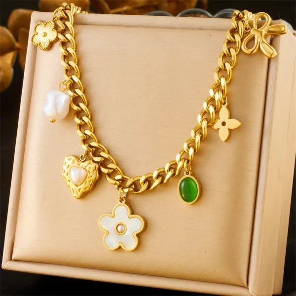 Collier Breloque avec Cœur et Fleur blanche