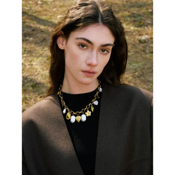 Collier Breloques Dorées avec Perles Blanches