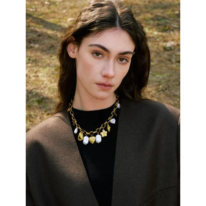 Collier Breloques Dorées avec Perles Blanches