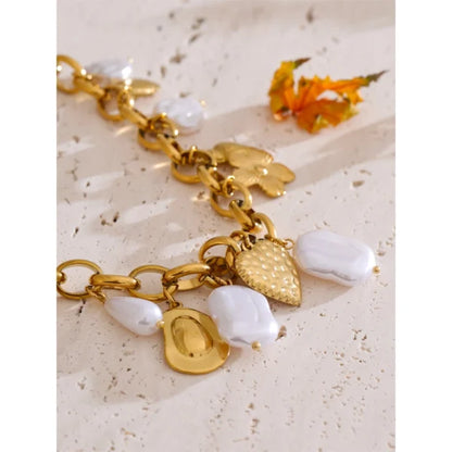 Collier Breloques Dorées avec Perles Blanches