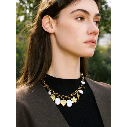 Collier Breloques Dorées avec Perles Blanches