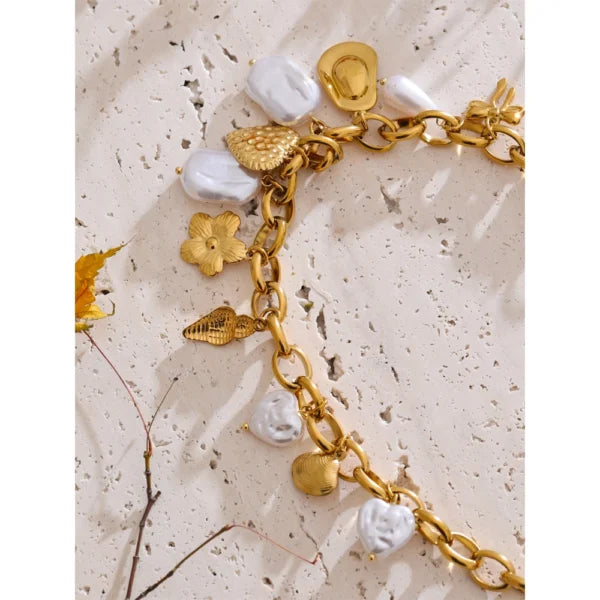 Collier Breloques Dorées avec Perles Blanches