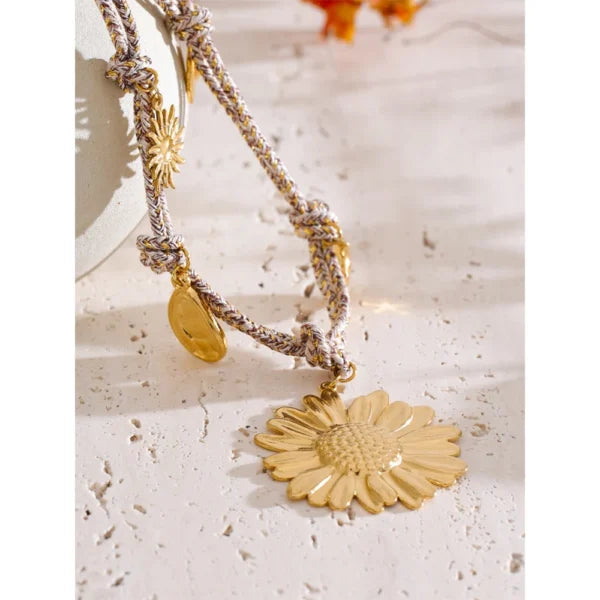 Collier à Breloques Florales Dorées sur Corde