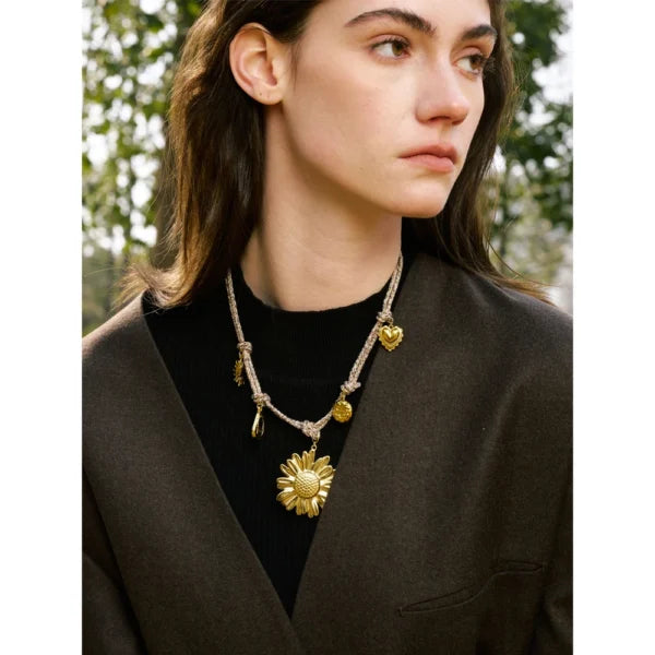 Collier à Breloques Florales Dorées sur Corde