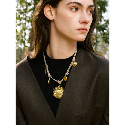 Collier à Breloques Florales Dorées sur Corde