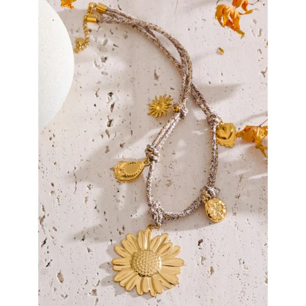 Collier à Breloques Florales Dorées sur Corde