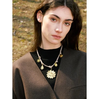 Collier à Breloques Florales Dorées sur Corde